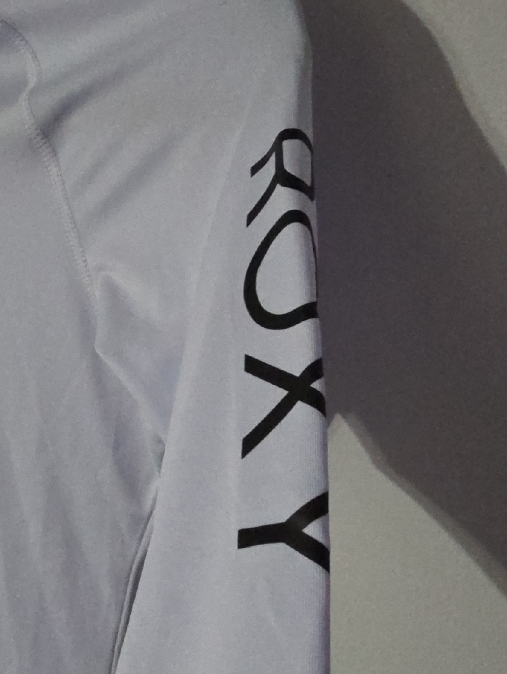 NWOT Roxy Long-Sleeve Rashguard Size S - Picture 3 of 8